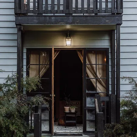 The Quarters Hotel Strahan Exterior photo
